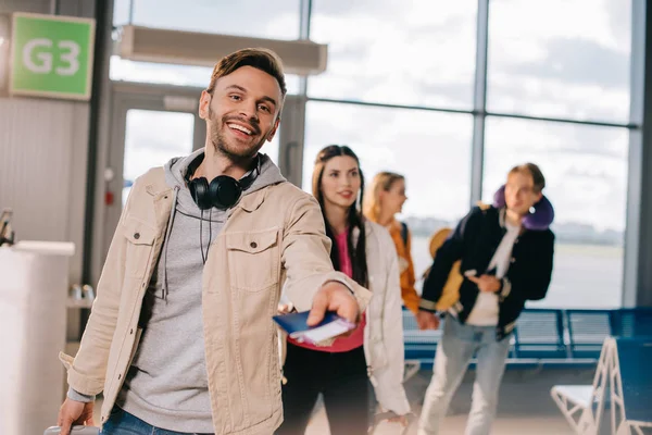 Feliz Joven Portador Pasaporte Con Tarjeta Embarque Sonriendo Cámara Aeropuerto — Foto de Stock