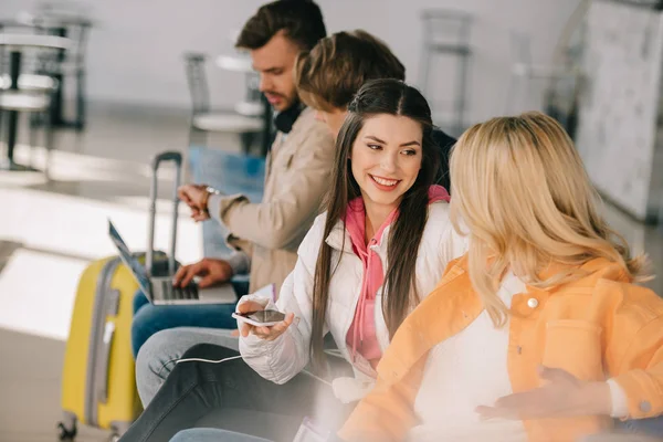 Jovens Amigos Conversando Enquanto Espera Pelo Voo Terminal Aeroporto — Fotografia de Stock