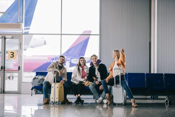 Jóvenes Hablando Mientras Esperan Terminal Del Aeropuerto —  Fotos de Stock