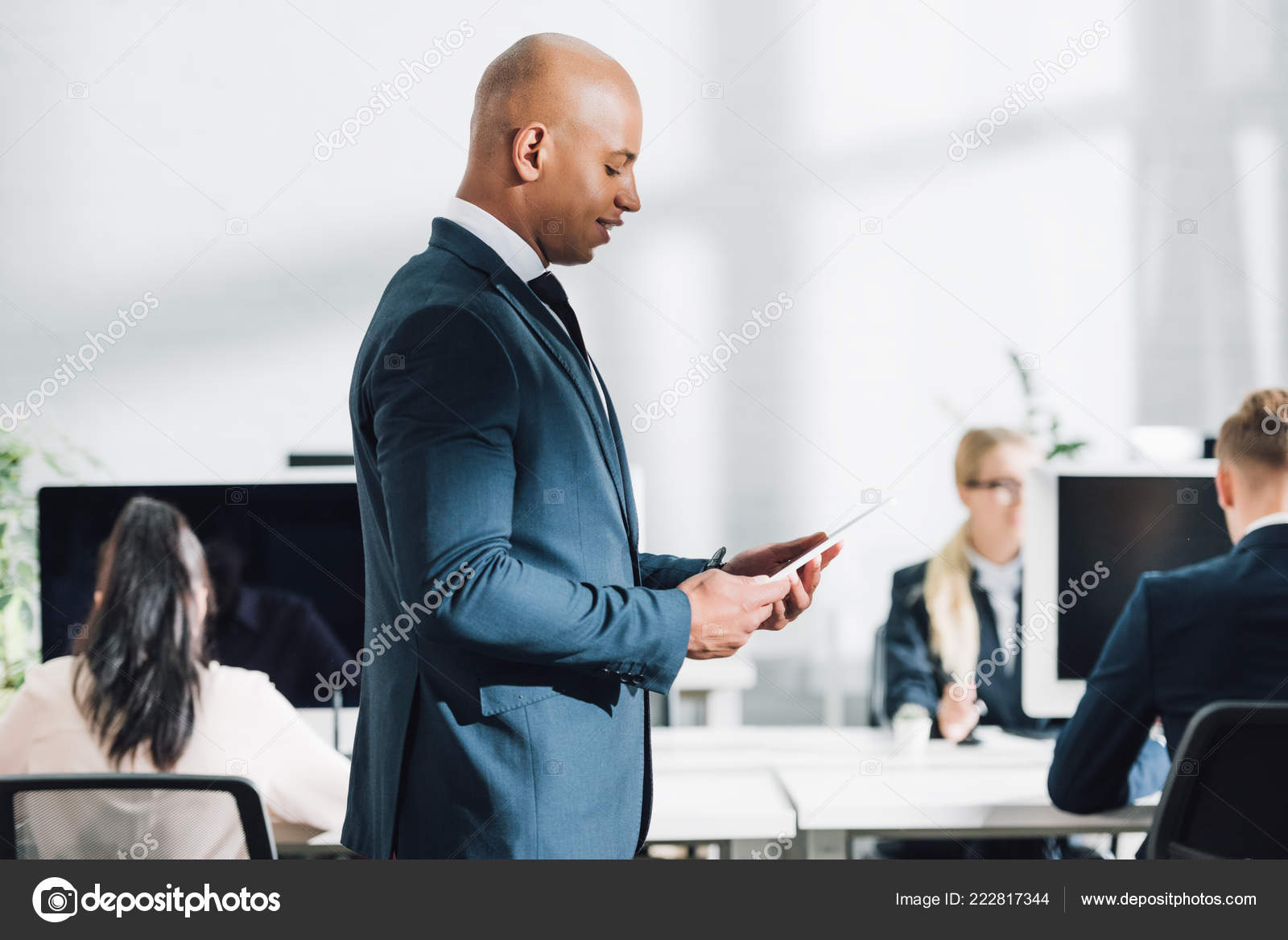 Vue Latérale D'un Jeune Homme D'affaires Afro Américain Souriant Utilisant  — Photo de stock par ©ArturVerkhovetskiy - 222817344, image size:1600x1168