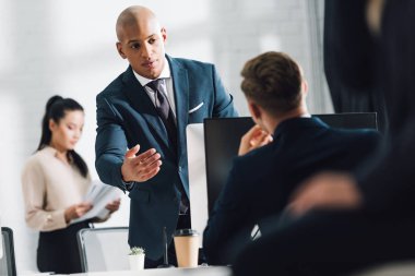 Genç İşadamları birlikte açık alan ofisinde çalışırken konuşmak