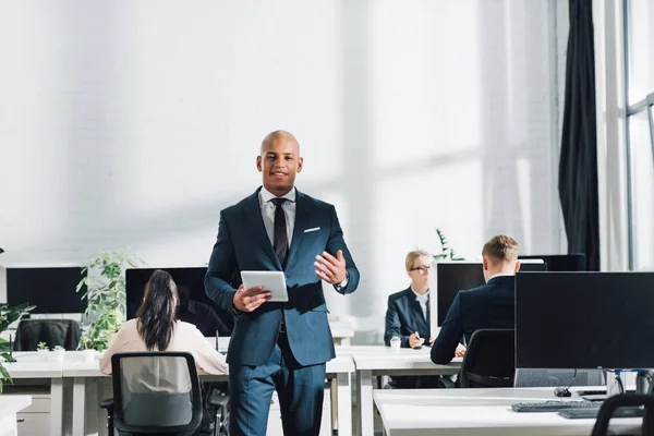 Unga Afrikanska Amerikansk Affärsman Holding Digital Tablett Och Ler Mot — Stockfoto