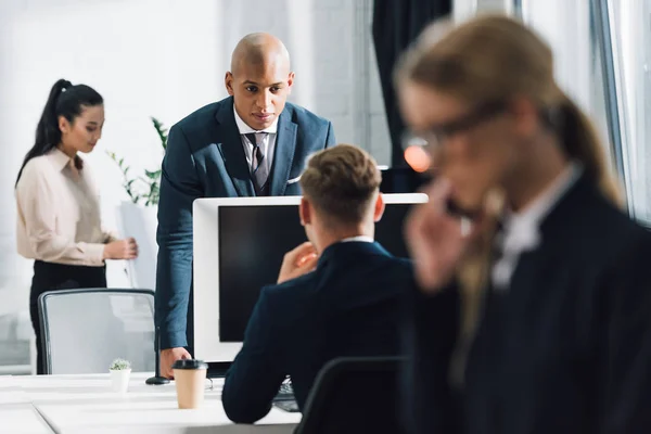 Jonge Multi Etnisch Collega Werken Open Ruimte Kantoor — Stockfoto