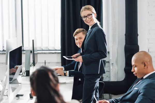 Joven Empresaria Sosteniendo Tableta Digital Sonriendo Cámara Mientras Trabaja Con — Foto de Stock