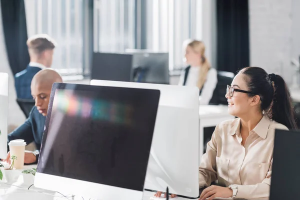 Vista Cerca Computadoras Escritorio Jóvenes Colegas Negocios Multiétnicos Que Trabajan — Foto de Stock