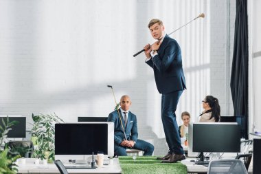 açık alan Office golf oynayan genç çok ırklı işadamları