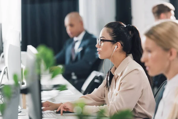 Sidovy Unga Buisnesswoman Glasögon Och Hörlurar Fungerar Med Stationär Dator — Stockfoto