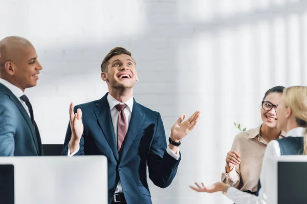 Gelukkig Jonge Collega Praten Werkplek — Stockfoto