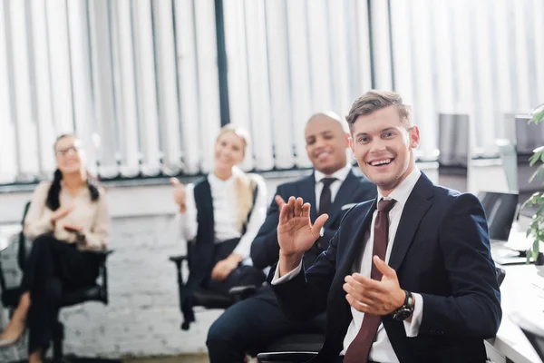 Gelukkig Jonge Multi Etnisch Collega Glimlachend Camera Office — Stockfoto