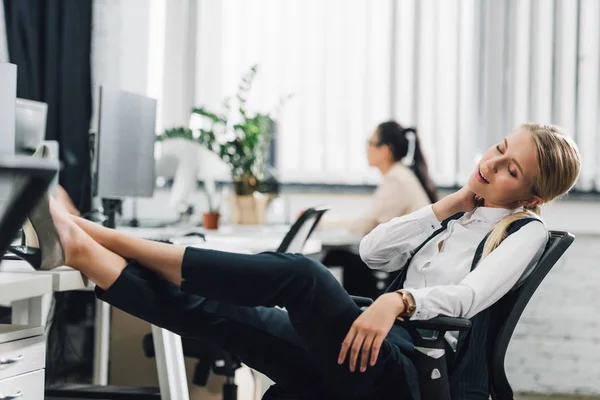 Jovem Empresária Tocando Pescoço Descansando Local Trabalho — Fotografia de Stock