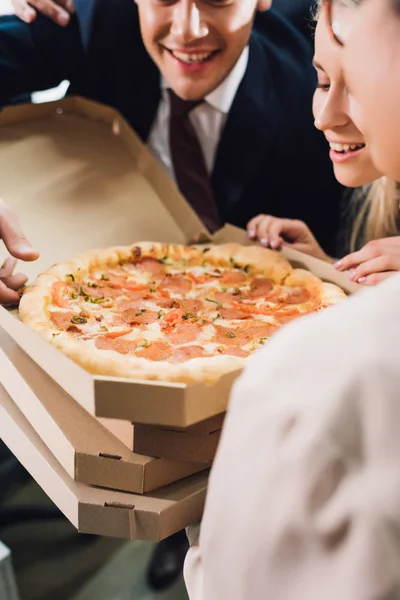 Plan Recadré Jeunes Collègues Souriants Regardant Pizza Savoureuse Bureau — Photo