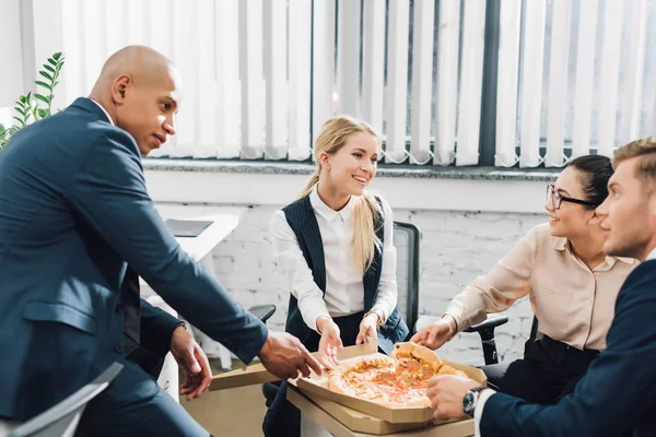 Felici Giovani Uomini Affari Che Mangiano Pizza Insieme Ufficio — Foto Stock