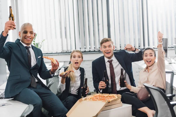 Excited Young Colleagues Looking Camera While Drinking Beer Eating Pizza — Stock Photo, Image