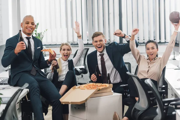 Tineri Oameni Afaceri Veseli Care Beau Bere Mănâncă Pizza Birou — Fotografie, imagine de stoc