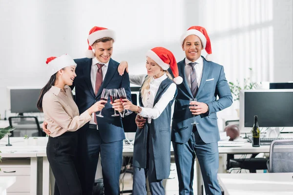 Sonriendo Jóvenes Colegas Negocios Sombreros Santa Bebiendo Vino Celebrando Navidad — Foto de stock gratuita