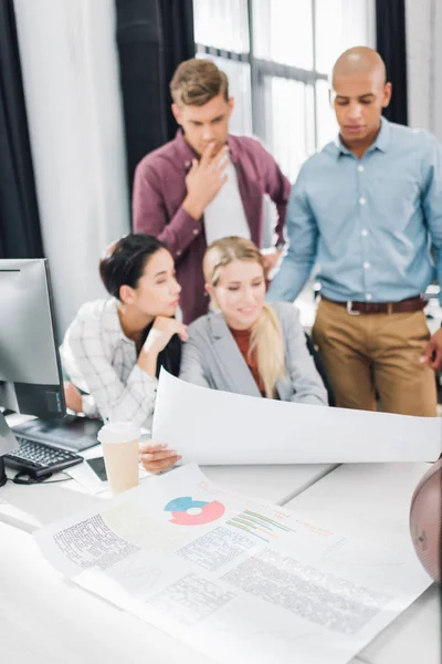 Focused Young Multiethnic Coworkers Working Business Charts Office — Free Stock Photo