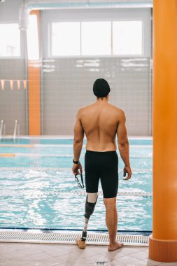 arkadan genç sporcu görünüşü yapay bacak kapalı yüzme havuzunda arıyorsunuz