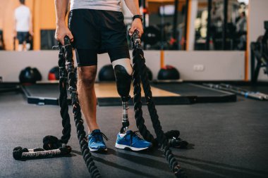 yapay bacak ipleri vasıl jimnastik salonu ile çalışma dışarı ile sporcu kadeh kırpılmış