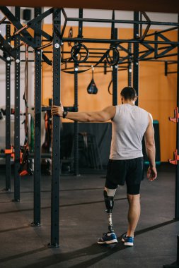 Dikiz yapay bacak ayakta jimnastik merdiven vasıl jimnastik salonu yakınındaki ile genç sporcu