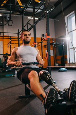 yapay bacak kürek makine vasıl jimnastik salonu ile çalışma dışarı ile atletik genç sporcu