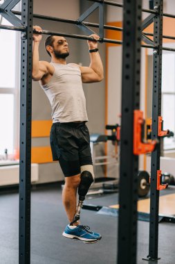 yakışıklı genç sporcu ile yapay bacak bul ups spor salonunda yapıyor