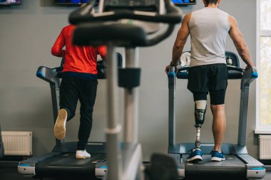 Dikiz sporcular spor salonunda koşu bandı üzerinde çalışan