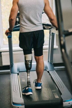 yapay bacak spor salonunda koşu bandı üzerinde yürüme ile sporcu kadeh kırpılmış