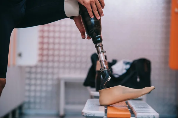 Recortado Tiro Deportista Poniendo Pierna Artificial Vestuario Gimnasio — Foto de Stock