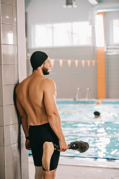 Vista Trasera Del Nadador Parado Junto Piscina Piscina Cubierta Sosteniendo — Foto de stock gratis