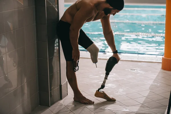 Apuesto Joven Nadador Pie Junto Piscina Piscina Cubierta Despegar Pierna —  Fotos de Stock