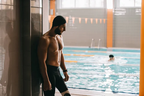 Apuesto Nadador Con Pierna Artificial Pie Junto Piscina Piscina Cubierta — Foto de stock gratuita