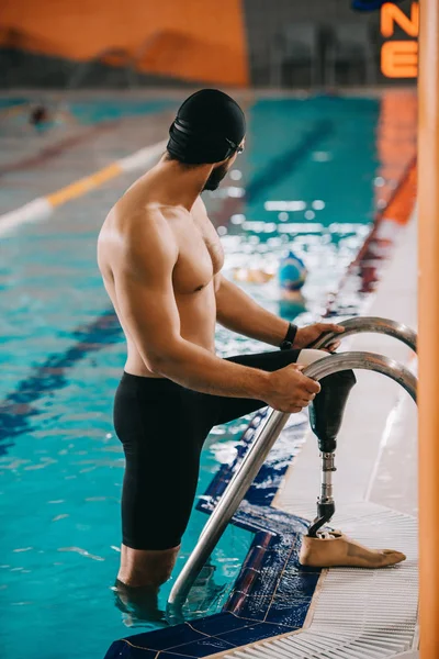 Muscular Young Swimmer Artificial Leg Getting Out Swimming Pool — Stock Photo, Image