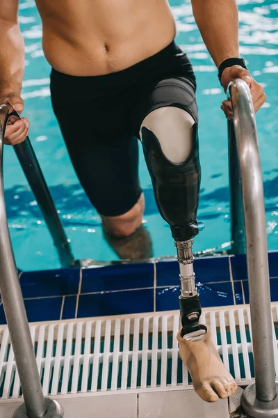 用人工腿从游泳池里出来的适合游泳者的剪裁镜头 — 免费的图库照片
