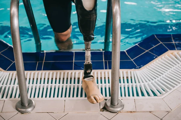 Cropped Shot Swimmer Artificial Leg Getting Out Swimming Pool — Free Stock Photo