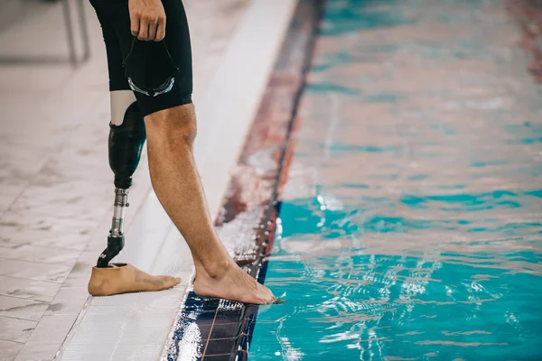 Colpo Ritagliato Nuotatore Forma Con Gamba Artificiale Piedi Bordo Piscina — Foto Stock