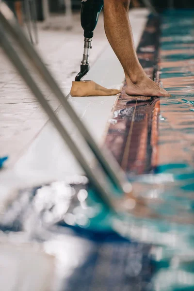 Colpo Ritagliato Nuotatore Con Gamba Artificiale Piedi Bordo Piscina Bordo — Foto stock gratuita