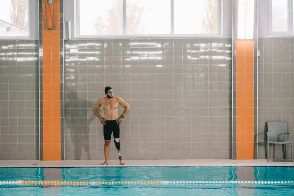 Athletischer Junger Sportler Mit Beinprothese Beckenrand Hallenbad — kostenloses Stockfoto