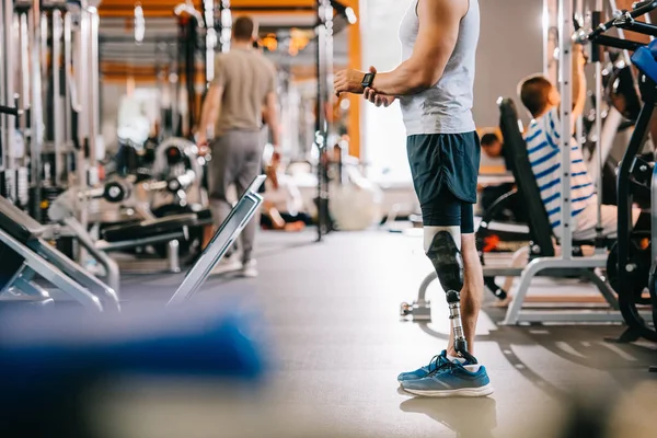 Tiro Recortado Joven Deportista Con Pierna Artificial Pie Gimnasio — Foto de Stock