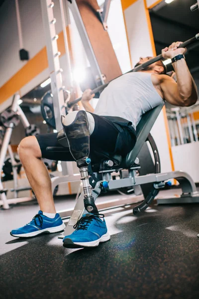 Atlético Joven Deportista Con Barra Elevación Piernas Artificiales Gimnasio — Foto de Stock