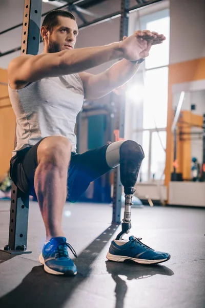 英俊的年轻运动员与人工腿工作在健身房 — 图库照片