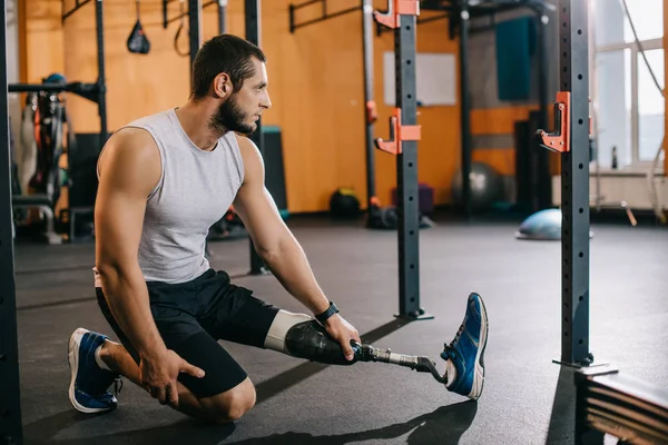 Apuesto Joven Deportista Con Pierna Artificial Estiramiento Cerca Escalera Gimnasia —  Fotos de Stock