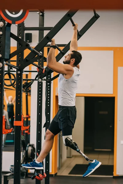 Apuesto Joven Deportista Con Pierna Artificial Haciendo Ejercicio Con Escalera — Foto de stock gratis