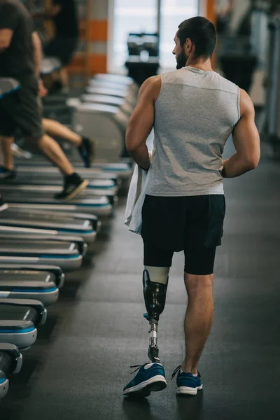 Achteraanzicht Van Atletische Sportman Met Kunstmatige Been Wandelen Door Gym — Stockfoto