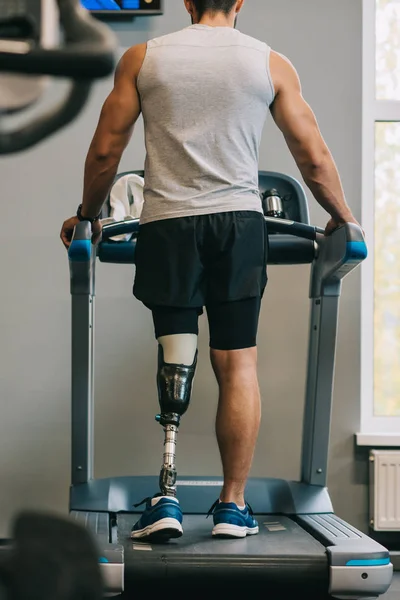 Dikiz Yapay Bacak Spor Salonunda Koşu Bandı Üzerinde Yürüme Ile — Stok fotoğraf