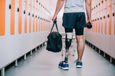 sporcu spor salonu fitness şişe ve çanta ile değişen odasında yapay bacak ayakta ile kadeh kırpılmış