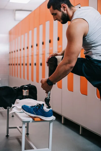 Bonito Jovem Desportista Colocando Artificial Perna Ginásio Vestiário — Fotografia de Stock Grátis