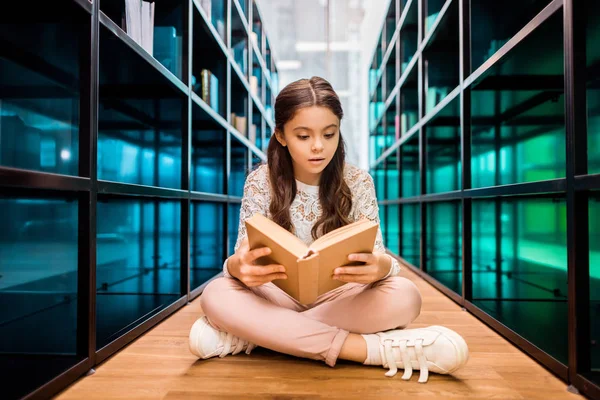 Beautiful Focused Schoolgirl Sitting Floor Reading Book Library — Stock Photo, Image