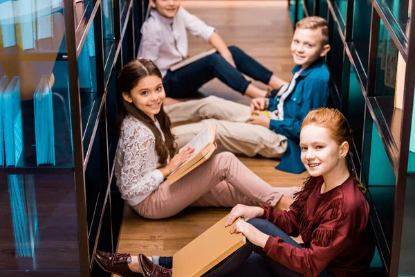 Hoge Hoekmening Van Klasgenoten Met Boeken Zittend Vloer Glimlachend Camera — Stockfoto