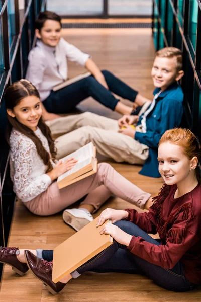 Vista Ángulo Alto Los Escolares Con Libros Sentados Suelo Sonriendo —  Fotos de Stock