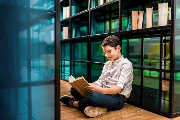 Lindo Niño Sonriente Anteojos Sentado Suelo Lectura Libros Biblioteca — Foto de Stock